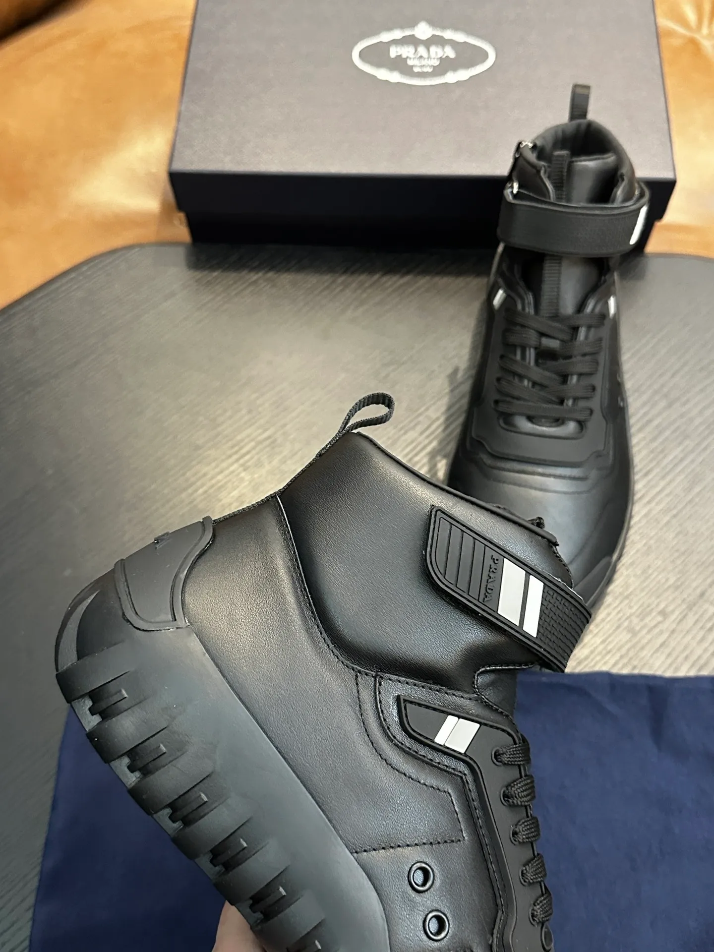[ PRADA ] Top P: 880💰 ▪️Size: 39-44 (customized at 38.45) Prad*Prada (Mauri order can be made) new men's nylon fabric sneakers This casual sneaker combines elegant and innovative design. It is made of nylon stretch fabric and has a slip-on design. The upper strap is equipped with an adjustable metal buckle, and the letters "PRADA" are eye-catching on the side of the shoe. Comes with full original packaging!
